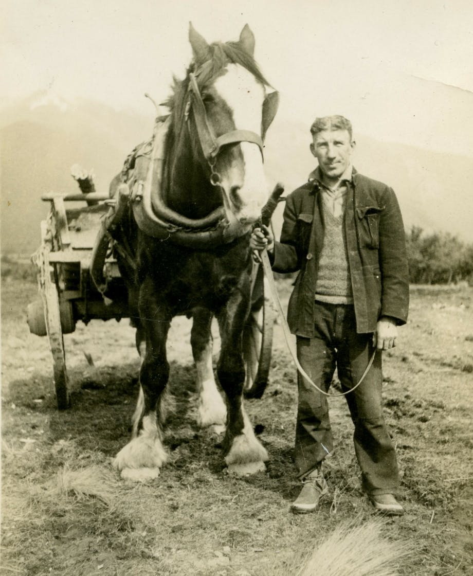 2021 13 30 Photograph Roy Murphy with Horse and Cart